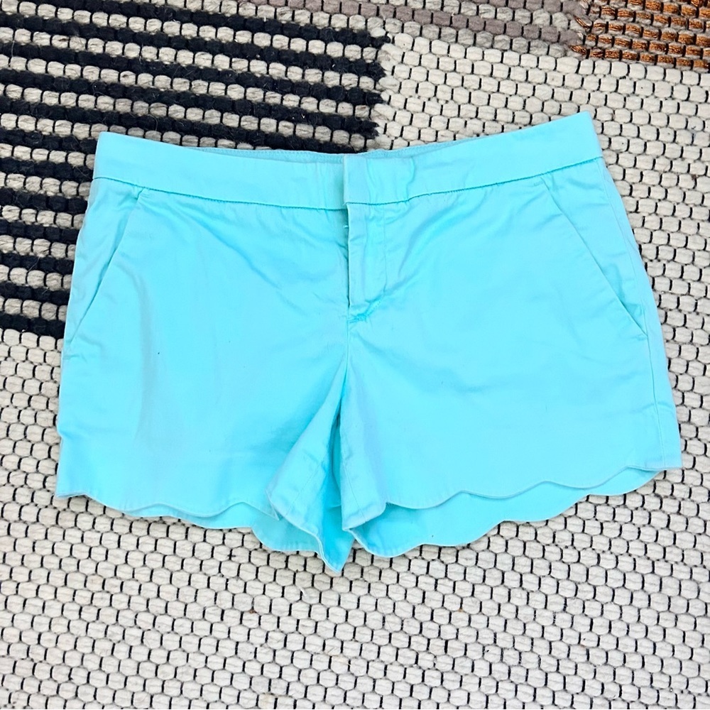 Club monaco Mid Rise Scallop Hem chino‎ Short. Size 4